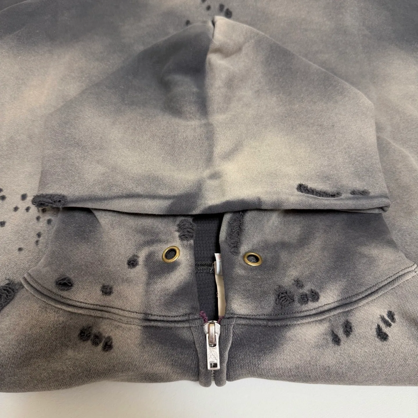 SAINT Mxxxxxx DBL FACE ZIP UP HOODIE/CHARCOAL Double-layer destroyed waffle zipper jacket, washed black S-XL, a style that has been used in the summer. After continuous fine polishing, it has finally been shipped. The finished product is simply a work of art. Super heavy washing to make the weather look old. Multiple water fades. Excessive manual wormhole damage processing. Deconstruction and reorganization embroidery technology. Custom-made zipper with LOGO. The color details of the zipper webbing are also correct. Original grade fruit main label and wash water label. Top purchasing grade. A layer of waffle fabric is added to the inner lining to make the overall texture stronger and increase the comfort and warmth of the wearer.